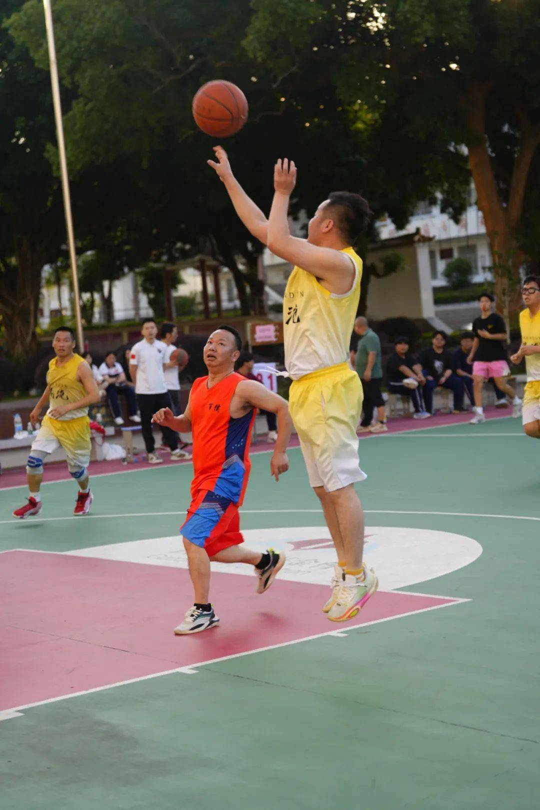 关于“青春追梦”青少年篮球公益公益跑在上海盛大举行，激励青春奋力拼搏的信息